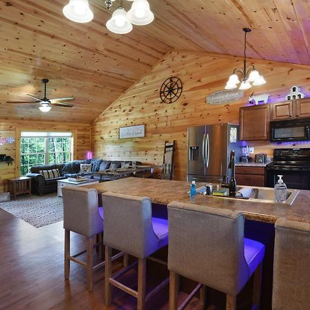 Enchanted Forest Cabin And Teepee! Lights & Laser Show! Private Hot Tub! Unique Stay! Сивиървил Екстериор снимка