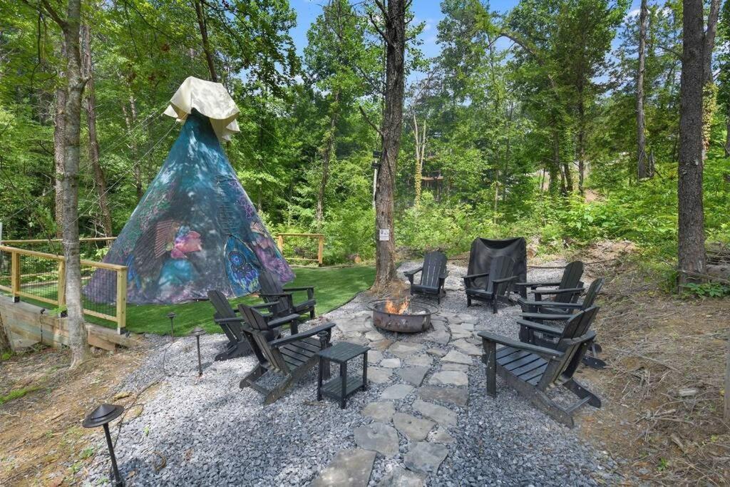 Enchanted Forest Cabin And Teepee! Lights & Laser Show! Private Hot Tub! Unique Stay! Сивиървил Екстериор снимка