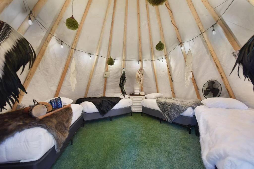 Enchanted Forest Cabin And Teepee! Lights & Laser Show! Private Hot Tub! Unique Stay! Сивиървил Екстериор снимка