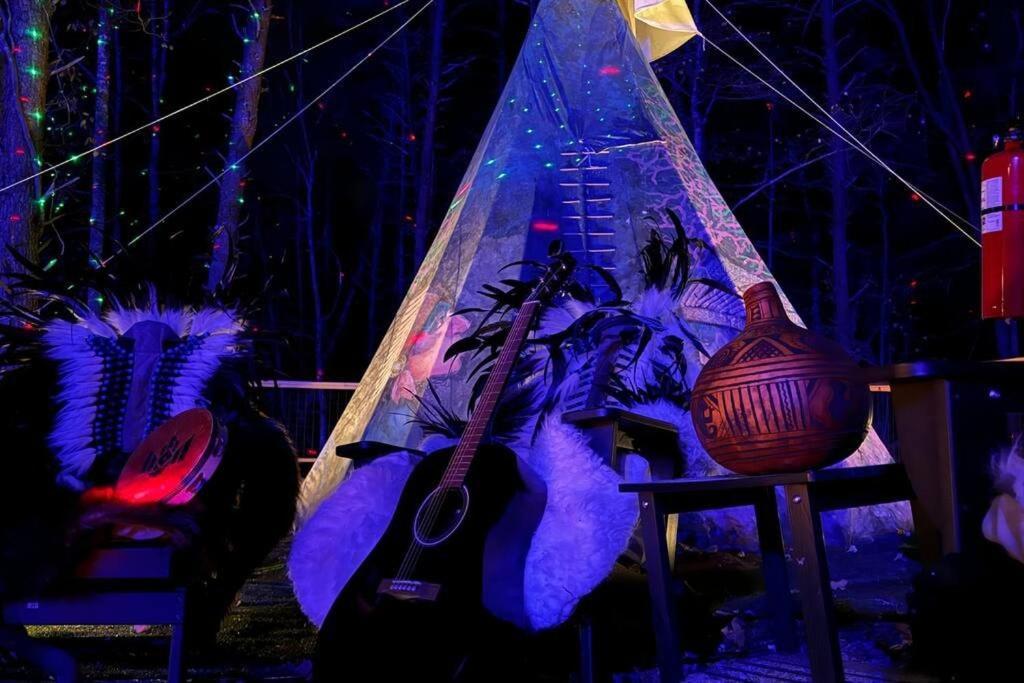 Enchanted Forest Cabin And Teepee! Lights & Laser Show! Private Hot Tub! Unique Stay! Сивиървил Екстериор снимка