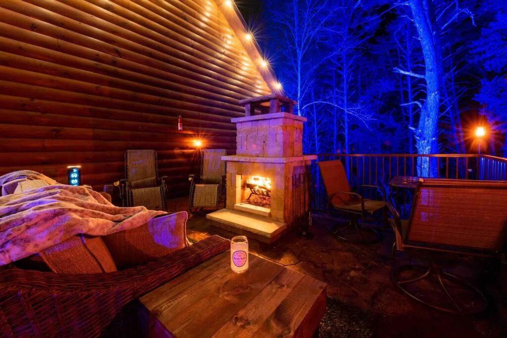 Enchanted Forest Cabin And Teepee! Lights & Laser Show! Private Hot Tub! Unique Stay! Сивиървил Екстериор снимка