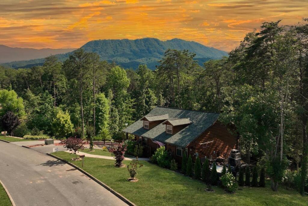 Enchanted Forest Cabin And Teepee! Lights & Laser Show! Private Hot Tub! Unique Stay! Сивиървил Екстериор снимка